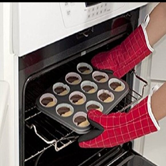 Mrs Fields Half-N-Half Cupcake/Muffin Pan-New - Picture 2 of 8